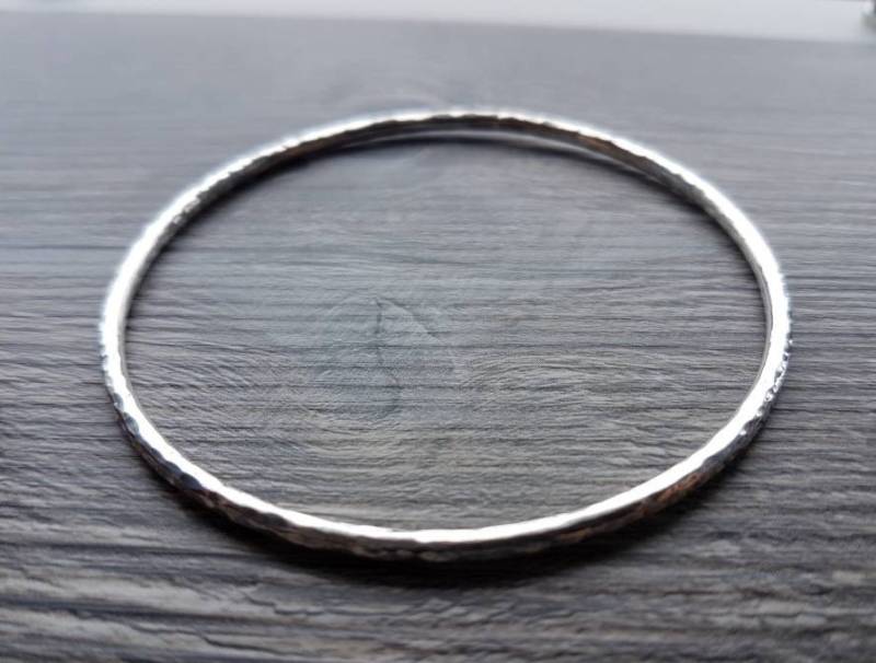 Armreif Aus Sterlingsilber 2, 5 Mm, Mit Gehämmertem Finish, Massiv Und Recyceltem Silber Armreif Aus Sterlingsilber 2, 5 Mm, Mit Gehämmertem Finish, Massiv Und Recyceltem Silber von CraftyCatsJewellery