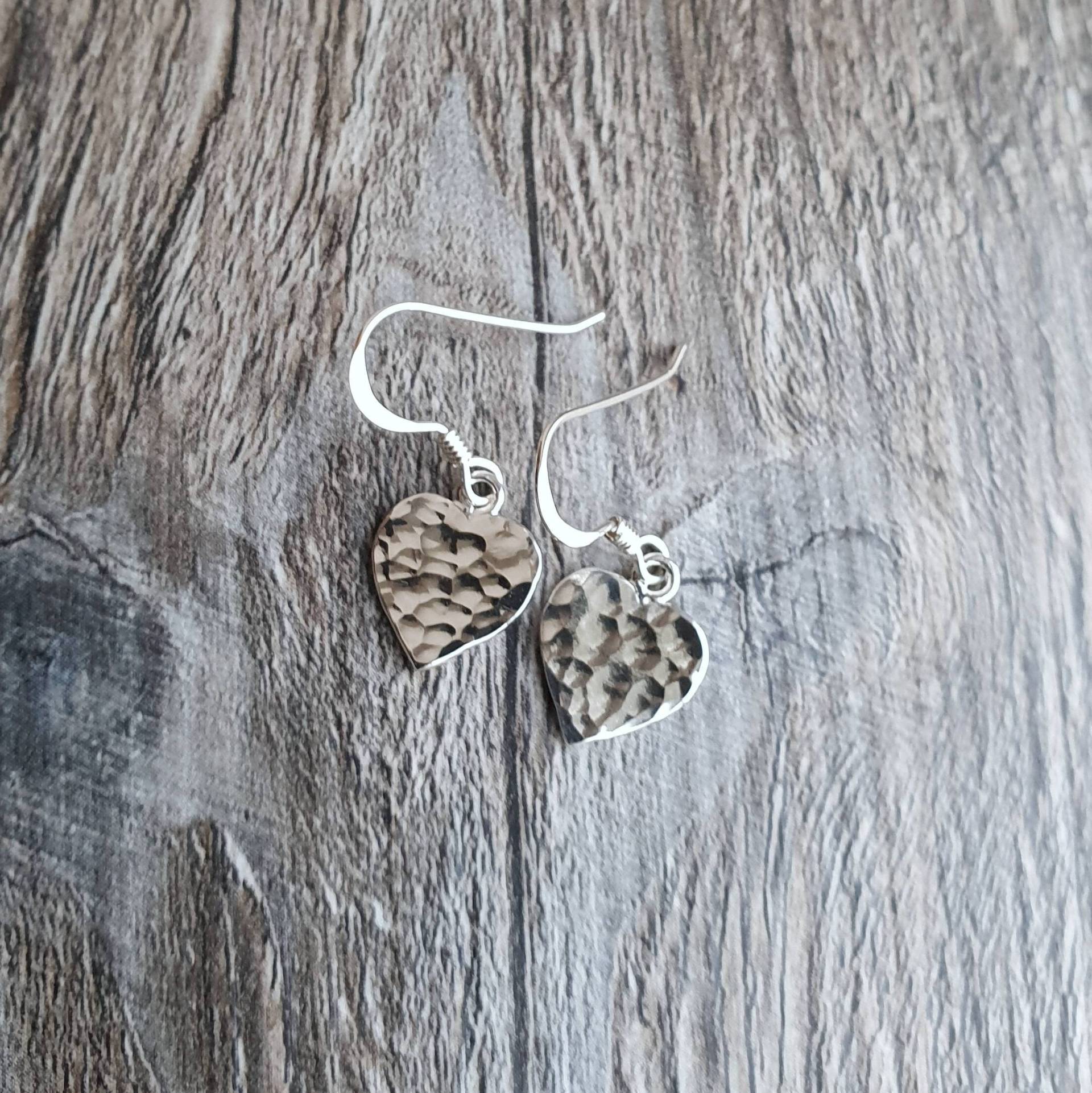 Gehämmerte Sterling Silber Herz Ohrringe - 10 Mm Gehämmerte Sterling Silber Herz Ohrringe - 10 Mm von CraftyCatsJewellery