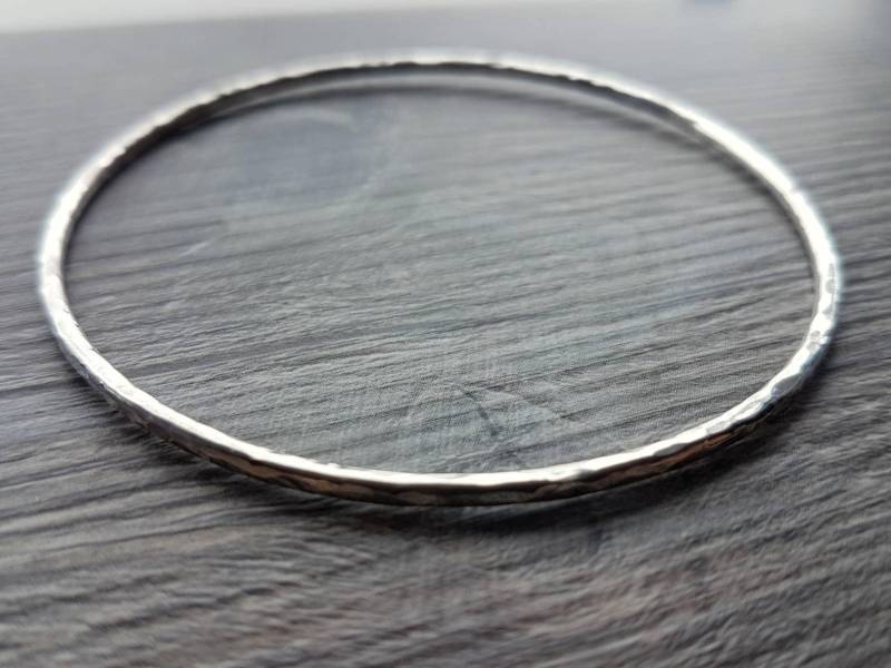 Gehämmerter Armreif Aus Massivem Sterlingsilber 2 Mm - Ideal Zum Stapeln Gehämmerter Armreif Aus Massivem Sterlingsilber 2 Mm - Ideal Zum Stapeln von CraftyCatsJewellery