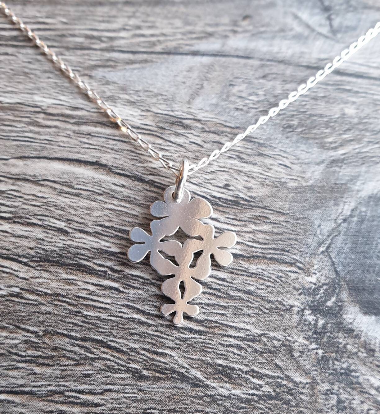 Kaskadierende Blumen Sterling Silber Halskette Kaskadierende Blumen Sterling Silber Halskette von CraftyCatsJewellery