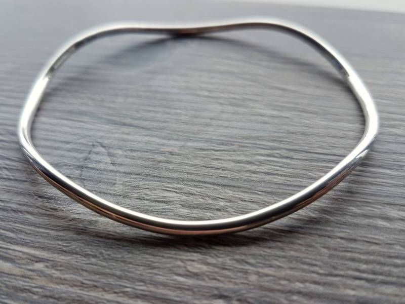 Massiver Sanft Gewellter Armreif Aus Sterlingsilber, Hochglanzpoliert von CraftyCatsJewellery