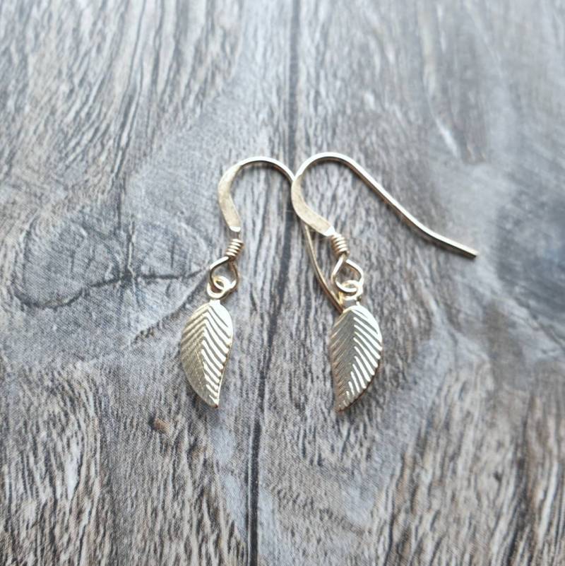 Vergoldete Blatt-Hängeohrringe Vergoldete Blatt-Hängeohrringe von CraftyCatsJewellery