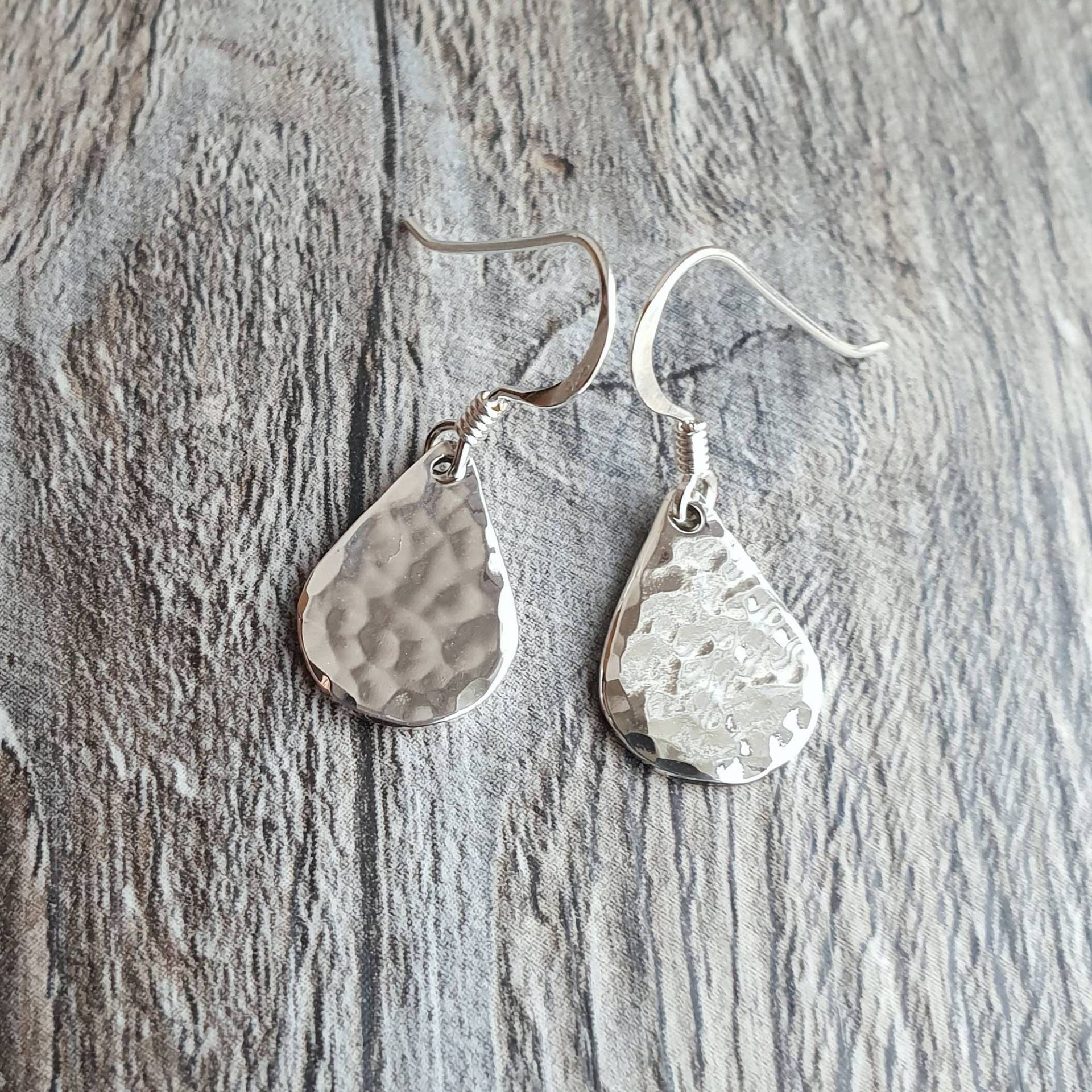 sterling Silber Gehämmerte Teardrop Ohrringe - 14 Mm sterling Silber Gehämmerte Teardrop Ohrringe - 14 Mm von CraftyCatsJewellery