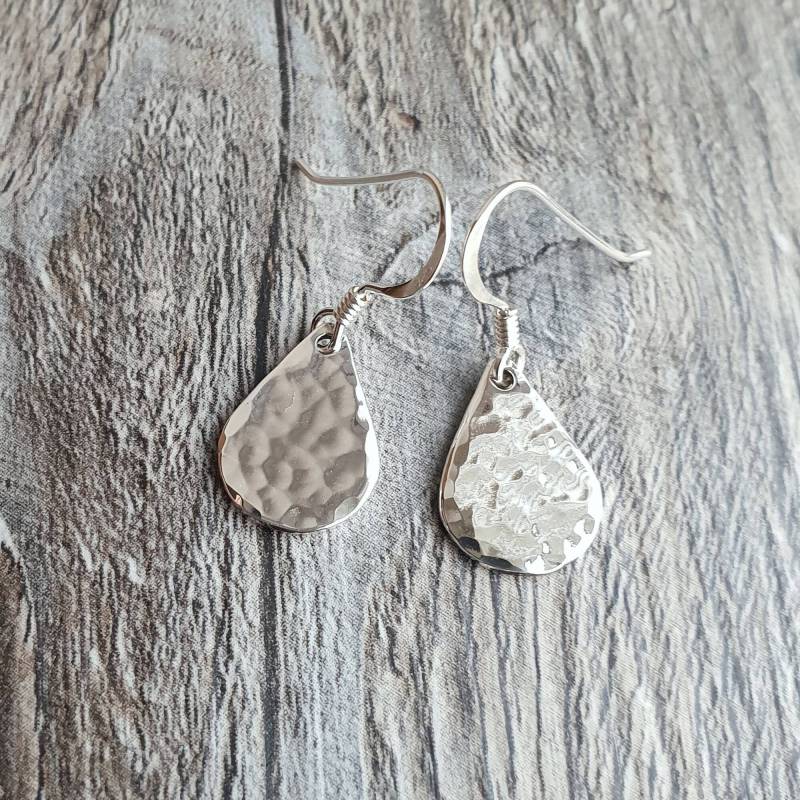 sterling Silber Gehämmerte Teardrop Ohrringe - 14 Mm sterling Silber Gehämmerte Teardrop Ohrringe - 14 Mm von CraftyCatsJewellery