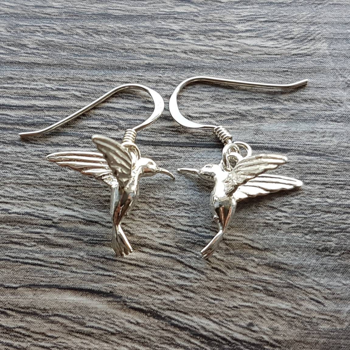 sterling Silber Kolibri Ohrringe - Zierliche Hängeohrringe 3D Vogel sterling Silber Kolibri Ohrringe - Zierliche Hängeohrringe 3D Vogel von CraftyCatsJewellery