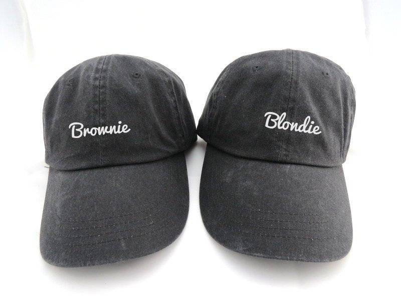 Blondie Brownie Dad Hüte - Beste Freunde Blond Und Brünett von CraftyCleopatra