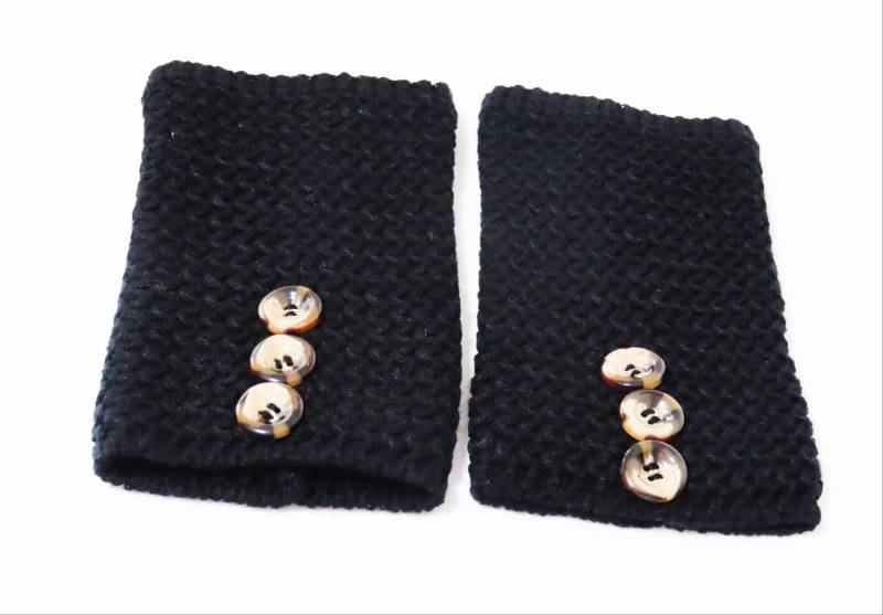 Schwarz Gestrickte Stiefelmanschette, Beinstulpen, Stiefelsocken, Knöpfe Stulpen von CraftyCleopatra