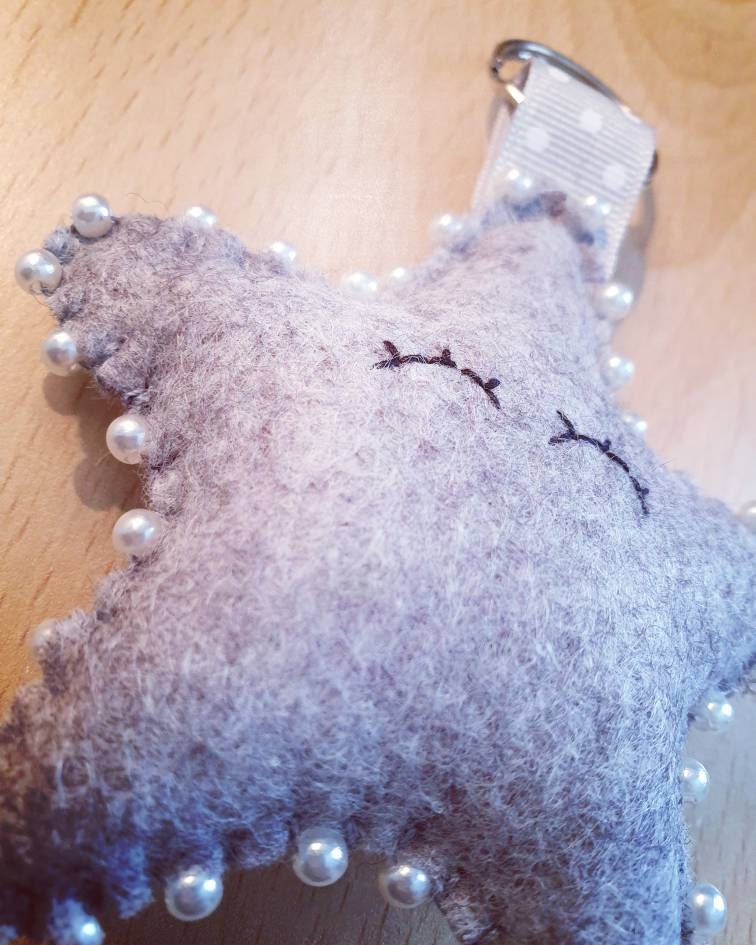 Handgenähter Filz-stern-Schlüsselanhänger Graue Perlen Als Schlüsselanhänger Handgenähter Filz-stern-Schlüsselanhänger Graue Perlen Als Schlüsselanhänger von CraftyComfortsShop