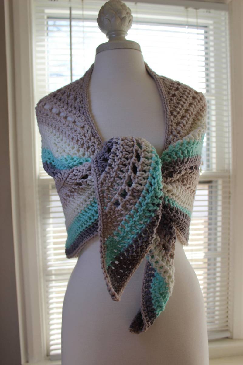 Handgefertigter Häkelschal Bunt Gestricktes Schultertuch von CraftyDesignsByJane