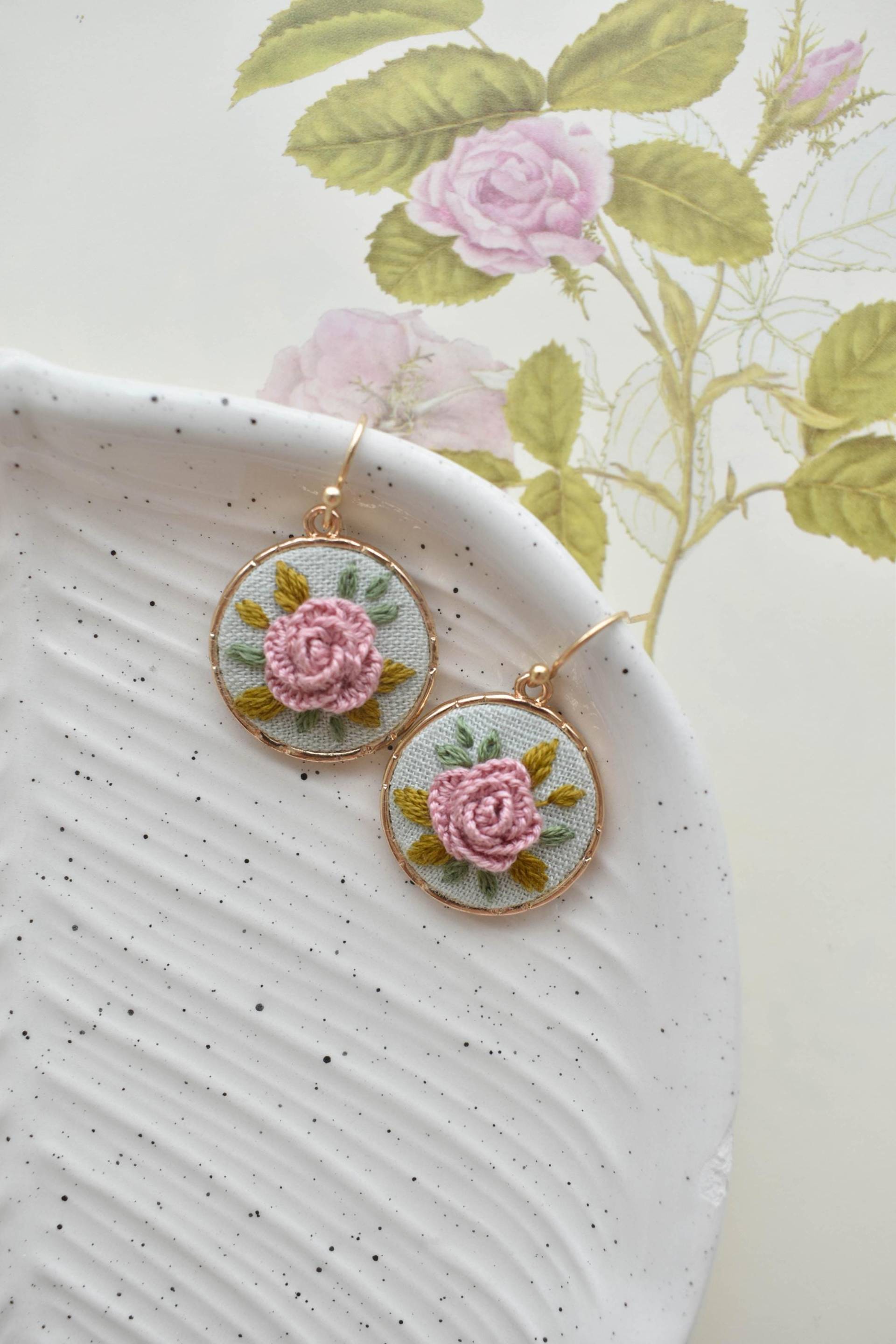 Rosen Gestickte Ohrringe. Blumen von CraftyDreamsByAsh