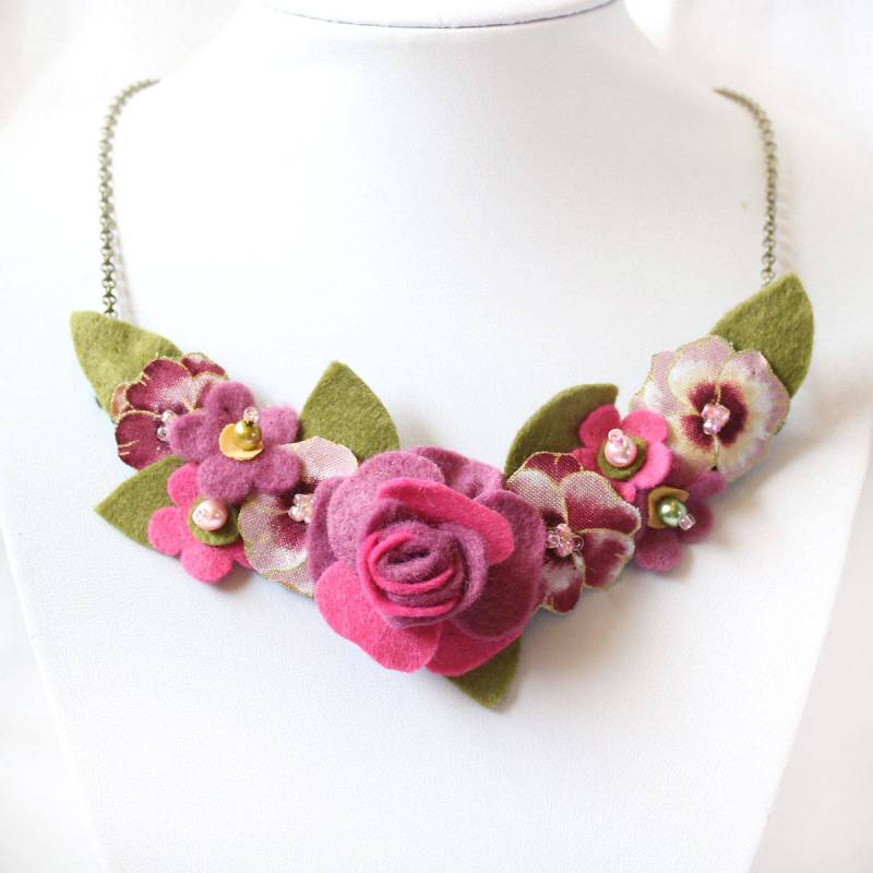 Bib Halskette Filz & Stoff Floral Statement Schmuck Bib Halskette Filz & Stoff Floral Statement Schmuck von CraftyJoDesigns
