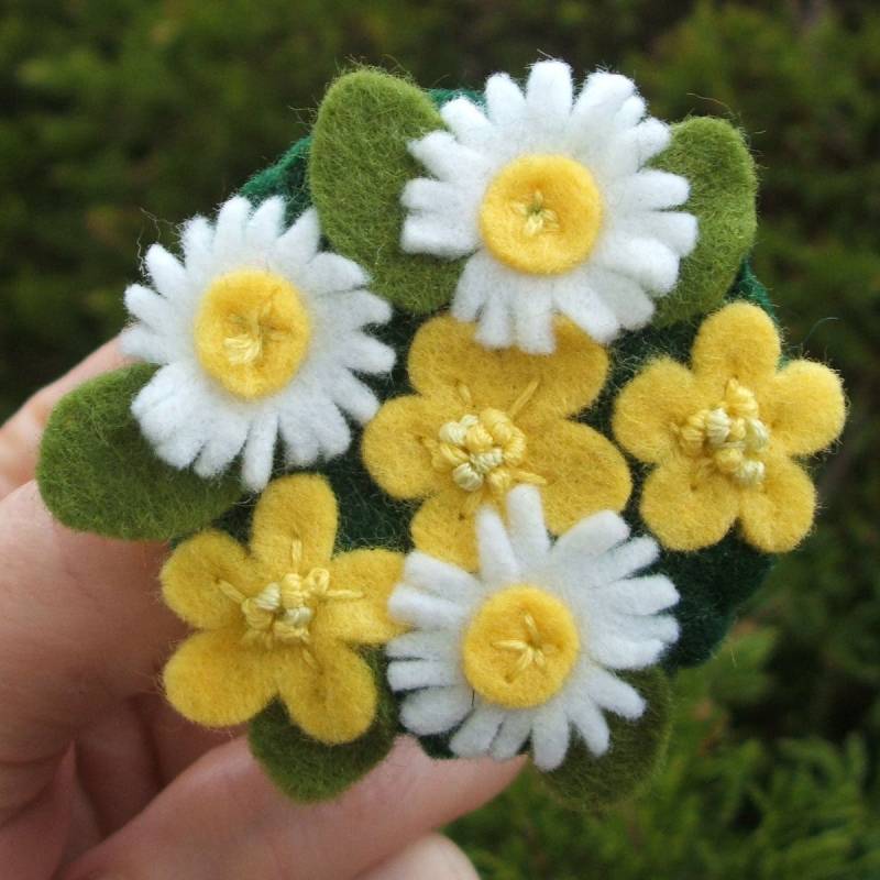 Butterblume Und Gänseblümchen Blume Filz Brosche, Hand Gestickte Gelbe Weiße Blumennadel Butterblume Und Gänseblümchen Blume Filz Brosche, Hand Gestickte Gelbe Weiße Blumennadel von CraftyJoDesigns