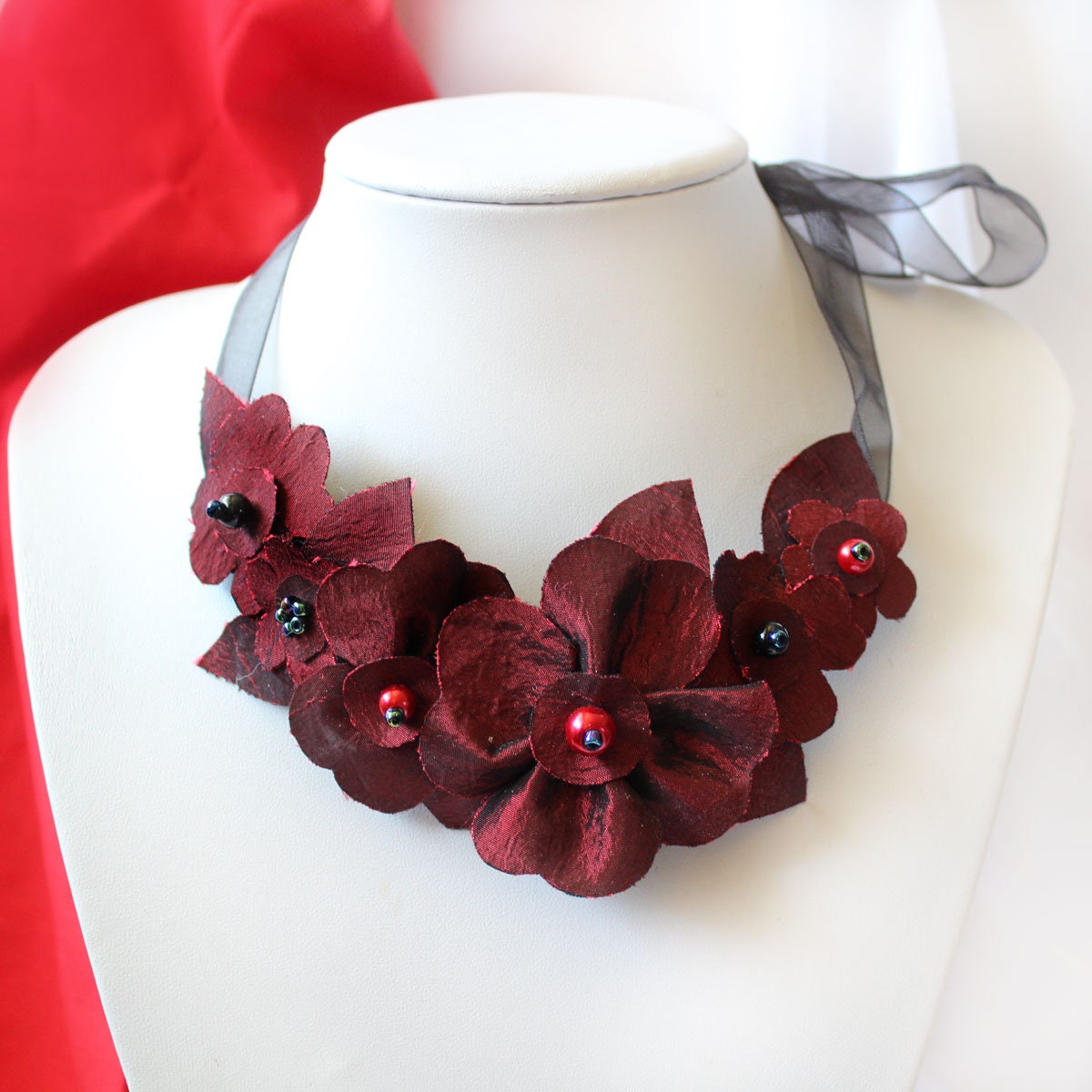 Dunkelrote Stoffblumen Kette Verstellbares Band, Eleganter Statement Schmuck Dunkelrote Stoffblumen Kette Verstellbares Band, Eleganter Statement Schmuck von CraftyJoDesigns