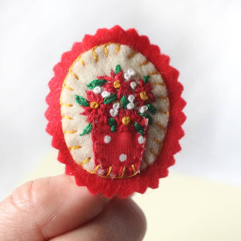 Filz-Brosche „Poinsettia", Handgestickt Filz-Brosche „Poinsettia", Handgestickt von CraftyJoDesigns