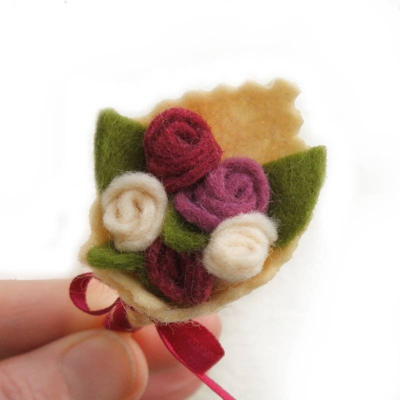 Filzblumen-Brosche Pflaumen-Rosen-Anstecknadel von CraftyJoDesigns