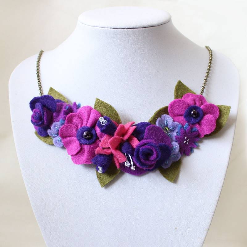Filzblumen Statement Kette Handgefertigter Blumenschmuck in Fuchsia Und Lila von CraftyJoDesigns