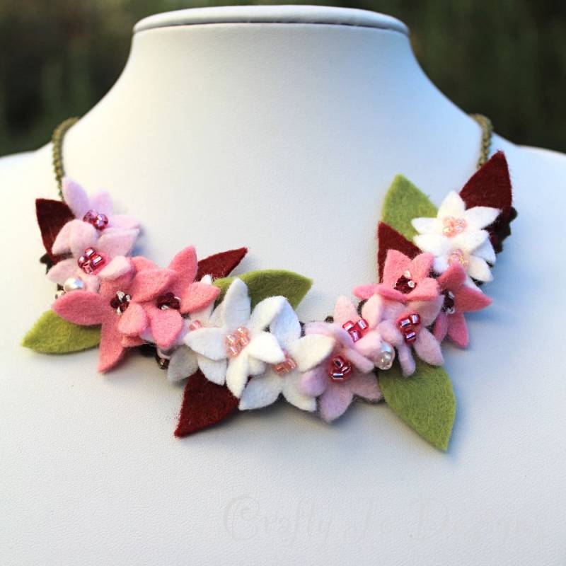 Frühling Halskette, Rosa Kirschblüte Filz Bib Blume Cluster Blumenschmuck Frühling Halskette, Rosa Kirschblüte Filz Bib Blume Cluster Blumenschmuck von CraftyJoDesigns