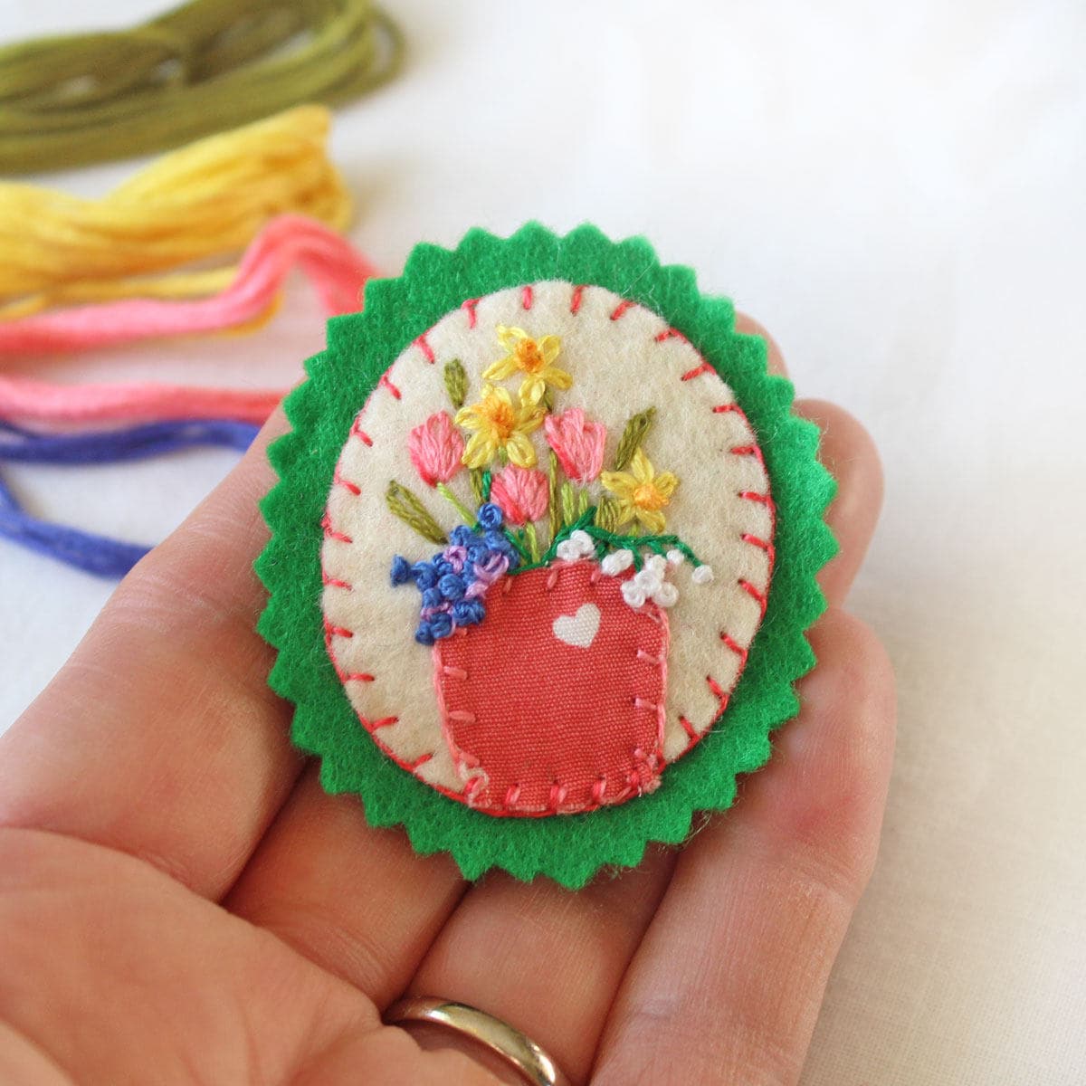 Frühlingsblumen Brosche Mit Handgestickten Tulpen, Narzissen, Vergissmeinnicht & Maiglöckchen Frühlingsblumen Brosche Mit Handgestickten Tulpen, Narzissen, Vergissmeinnicht & Maiglöckchen von CraftyJoDesigns
