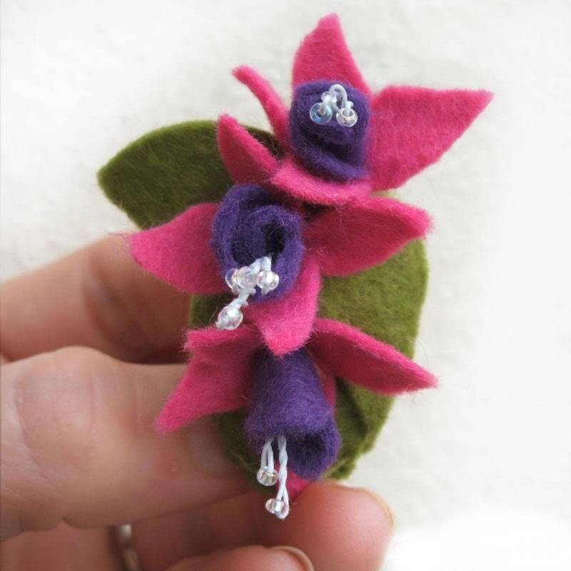 Fuchsia Brosche, Rosa Blumen Boutonniere, Und Lila Filz Blumengeschenk Fuchsia Brosche, Rosa Blumen Boutonniere, Und Lila Filz Blumengeschenk von CraftyJoDesigns