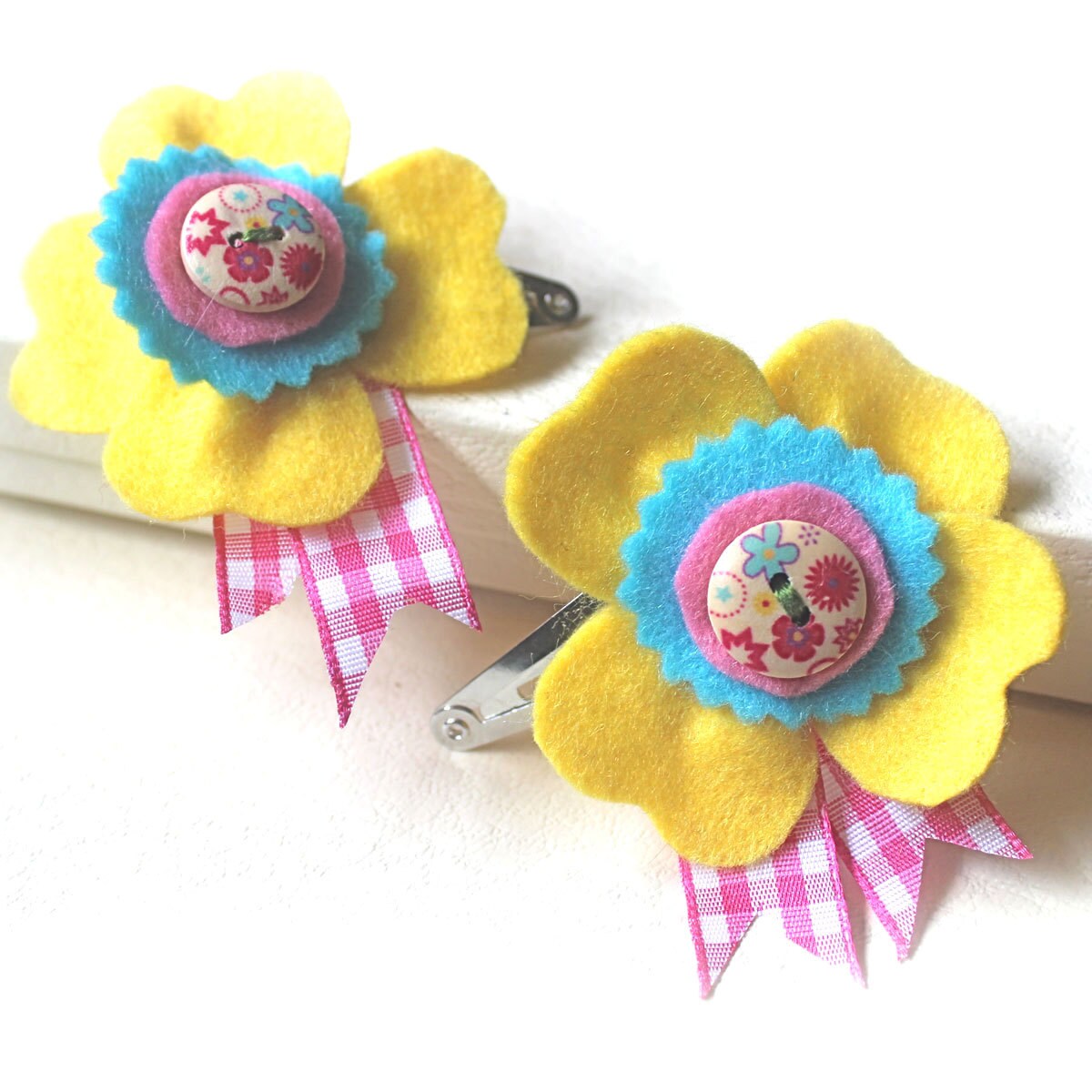 Gelbe Filz Blumen Haarspangen Gingham Ribbon Haarspangen Gelbe Filz Blumen Haarspangen Gingham Ribbon Haarspangen von CraftyJoDesigns