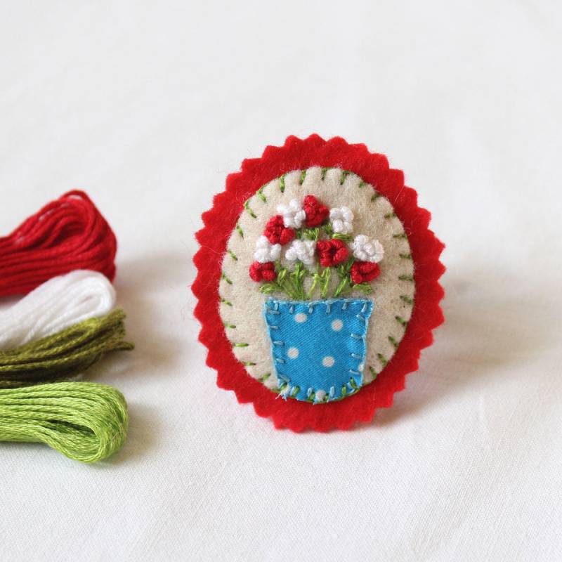 Gestickte Rosen Brosche Rote Und Weiße Blumen in Einer Vase Gestickte Rosen Brosche Rote Und Weiße Blumen in Einer Vase von CraftyJoDesigns