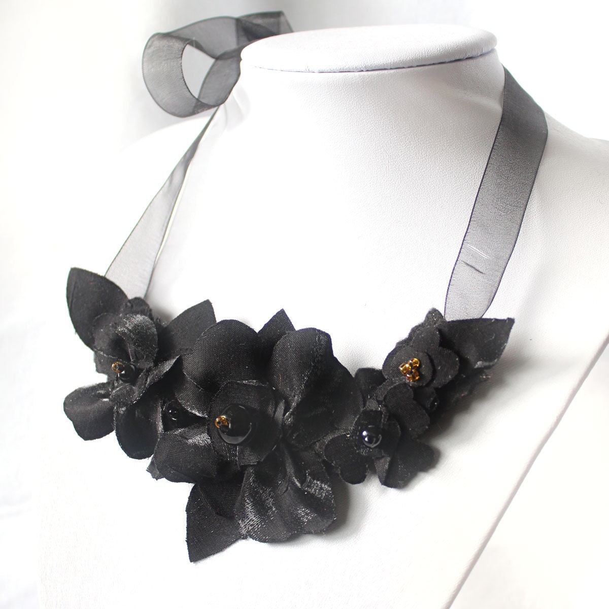 Gothic Black Flower Ribbon Halskette, Verstellbar, Kein Metallzubehör Gothic Black Flower Ribbon Halskette, Verstellbar, Kein Metallzubehör von CraftyJoDesigns