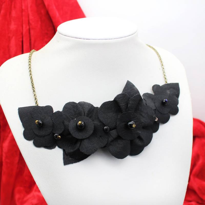 Gothic Schwarz Halskette, Elegante Stoff Blume Schmuck Gothic Schwarz Halskette, Elegante Stoff Blume Schmuck von CraftyJoDesigns