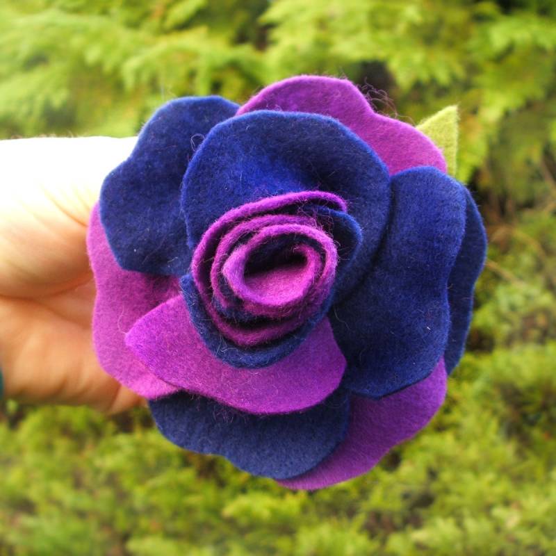 Große Anstecknadel Aus Violettem Filz Große Anstecknadel Aus Violettem Filz von CraftyJoDesigns