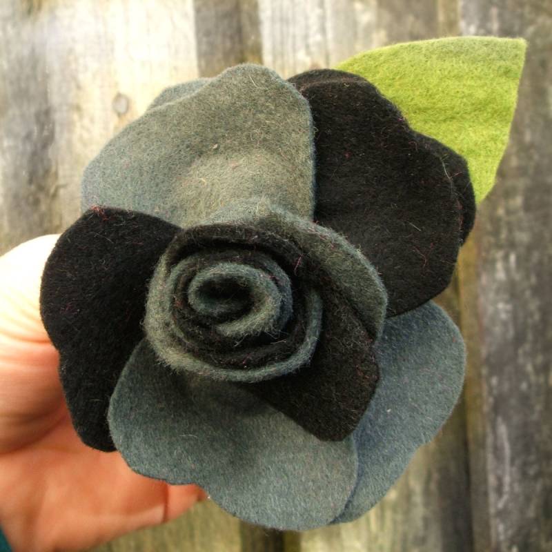 Große Rosen Brosche, Anthrazit Und Schwarze Filz Blume Ansteckblume Große Rosen Brosche, Anthrazit Und Schwarze Filz Blume Ansteckblume von CraftyJoDesigns