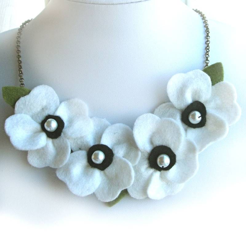 Halskette Mit Weißer Mohnblume, Filzblumen-statement-Schmuck, Weißes Weihnachtsblumen-Accessoire Für Sie Halskette Mit Weißer Mohnblume, Filzblumen-statement-Schmuck, Weißes Weihnachtsblumen-Accessoire Für Sie von CraftyJoDesigns
