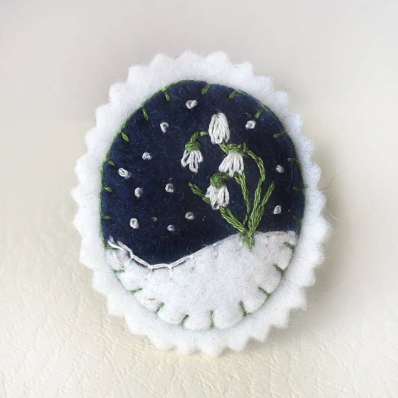 Handbestickte Schneeglöckchen Brosche Filzblume, Festlicher Schmuck Handbestickte Schneeglöckchen Brosche Filzblume, Festlicher Schmuck von CraftyJoDesigns