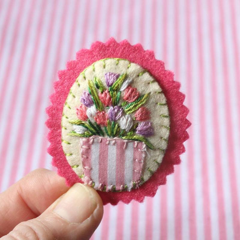 Handbestickte Tulpen-Brosche Rosa-Lila Filzblumen-Anstecker Handbestickte Tulpen-Brosche Rosa-Lila Filzblumen-Anstecker von CraftyJoDesigns