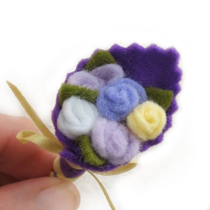Handgemachte Rosenbrosche Aus Filz Flieder & Zitrone Handgemachte Rosenbrosche Aus Filz Flieder & Zitrone von CraftyJoDesigns