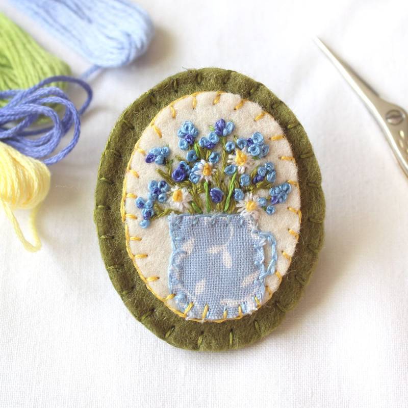 Handgestickte Brosche Aus Filz Gänseblümchen Und Vergissmeinnicht Handgestickte Brosche Aus Filz Gänseblümchen Und Vergissmeinnicht von CraftyJoDesigns