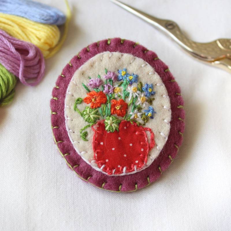 Handgestickte Kräuterbrosche Mit Kapuzinerkresse, Wildem Schnittlauch, Kamille & Borretsch Handgestickte Kräuterbrosche Mit Kapuzinerkresse, Wildem Schnittlauch, Kamille & Borretsch von CraftyJoDesigns