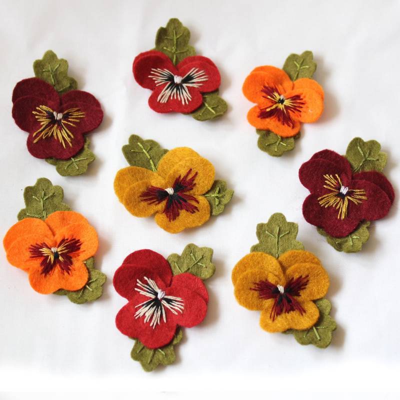 Herbst Stiefmütterchen Broschen, Hand Bestickt Filz Viola Blumenbrosche Herbst Stiefmütterchen Broschen, Hand Bestickt Filz Viola Blumenbrosche von CraftyJoDesigns