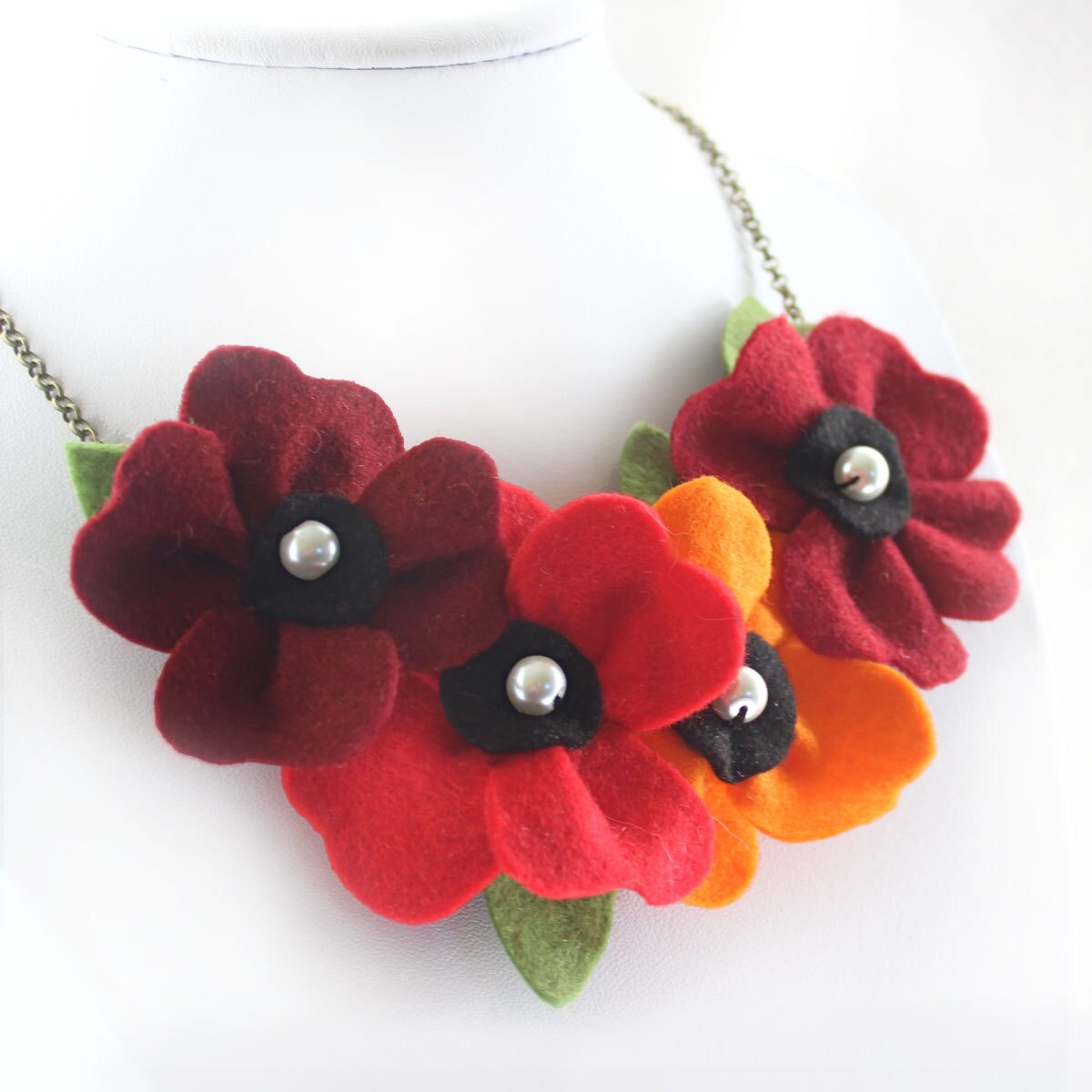 Herbstfarben Statement Halskette, Filz Mohn Schmuck in Dunkelrot Und Orange, Ernte Accessoire Herbstfarben Statement Halskette, Filz Mohn Schmuck in Dunkelrot Und Orange, Ernte Accessoire von CraftyJoDesigns