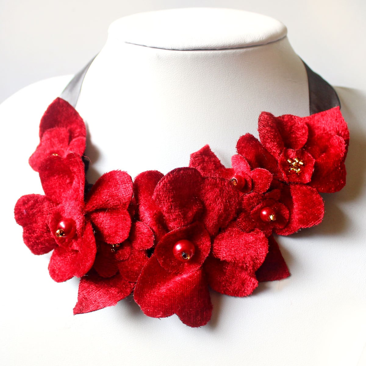 Leuchtend Rote Halskette, Samt Blume Statement Schmuck Mit Schleife Für Einen Besonderen Anlass Und Weihnachten Leuchtend Rote Halskette, Samt Blume Statement Schmuck Mit Schleife Für Einen Besonderen Anlass Und Weihnachten von CraftyJoDesigns