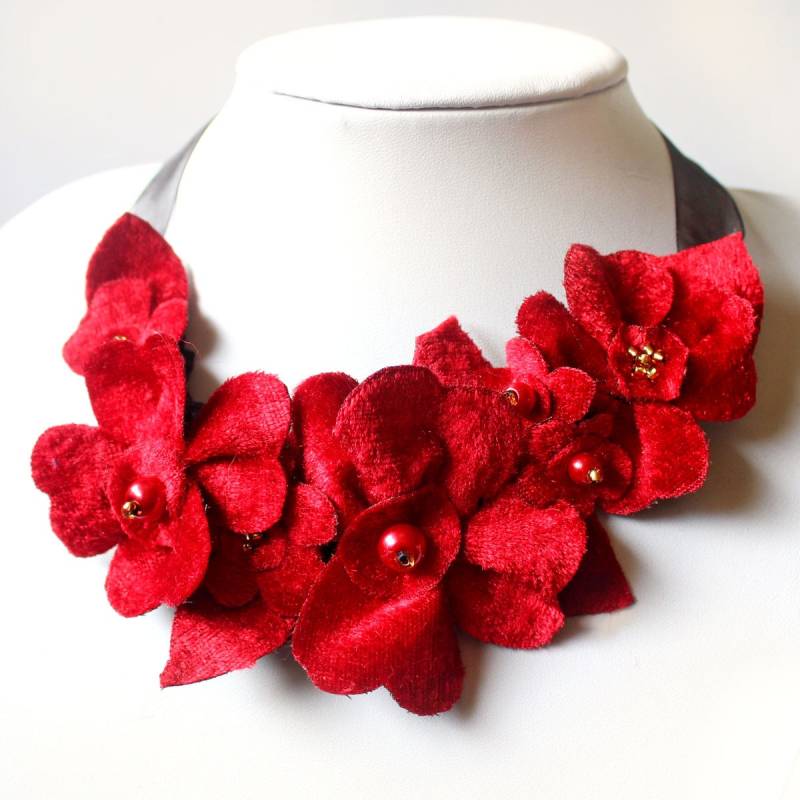 Leuchtend Rote Halskette, Samt Blume Statement Schmuck Mit Schleife Für Einen Besonderen Anlass Und Weihnachten Leuchtend Rote Halskette, Samt Blume Statement Schmuck Mit Schleife Für Einen Besonderen Anlass Und Weihnachten von CraftyJoDesigns