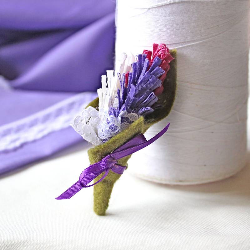 Lila Blumen Brosche Stoff Brosche Handgemachte Hochzeit Knopfloch Lila Blumen Brosche Stoff Brosche Handgemachte Hochzeit Knopfloch von CraftyJoDesigns