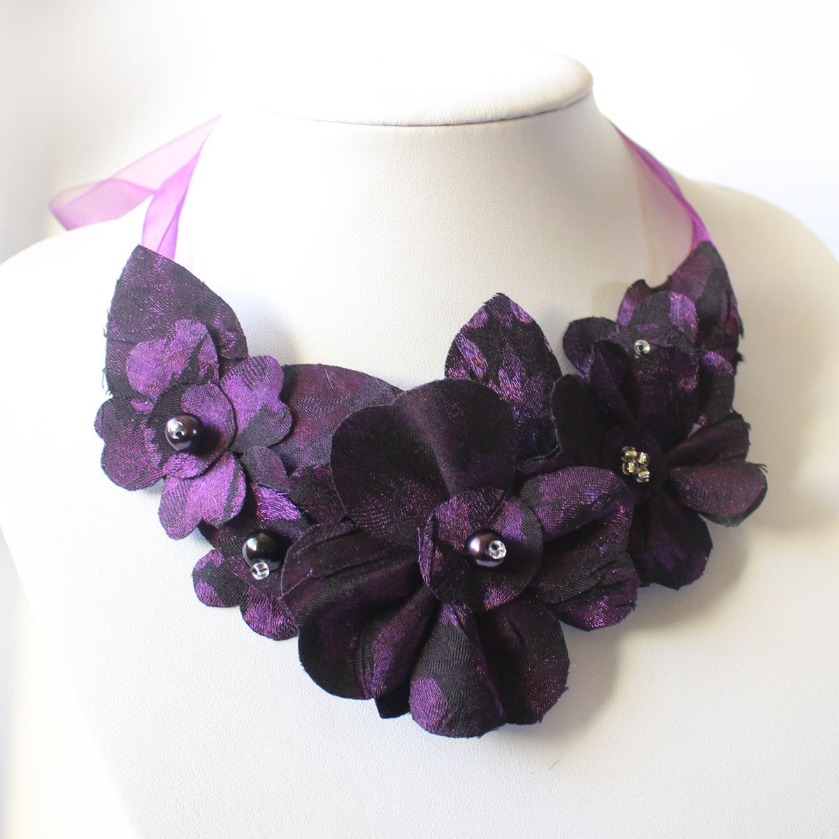Lila Floral Ribbon Halskette Stoff Blume Statement Schmuck Lila Floral Ribbon Halskette Stoff Blume Statement Schmuck von CraftyJoDesigns