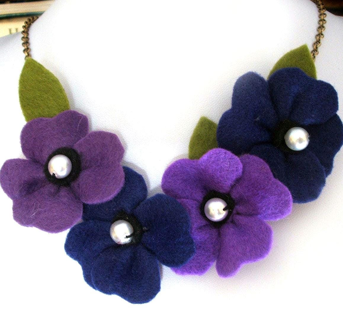 Lila Mohnblumen Filzkette Handgemachter Statement Schmuck Lila Mohnblumen Filzkette Handgemachter Statement Schmuck von CraftyJoDesigns