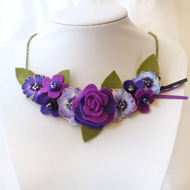 Lila Rose Stiefmütterchen Bib Halskette Filz Stoff Blume Statement Schmuck Lila Rose Stiefmütterchen Bib Halskette Filz Stoff Blume Statement Schmuck von CraftyJoDesigns