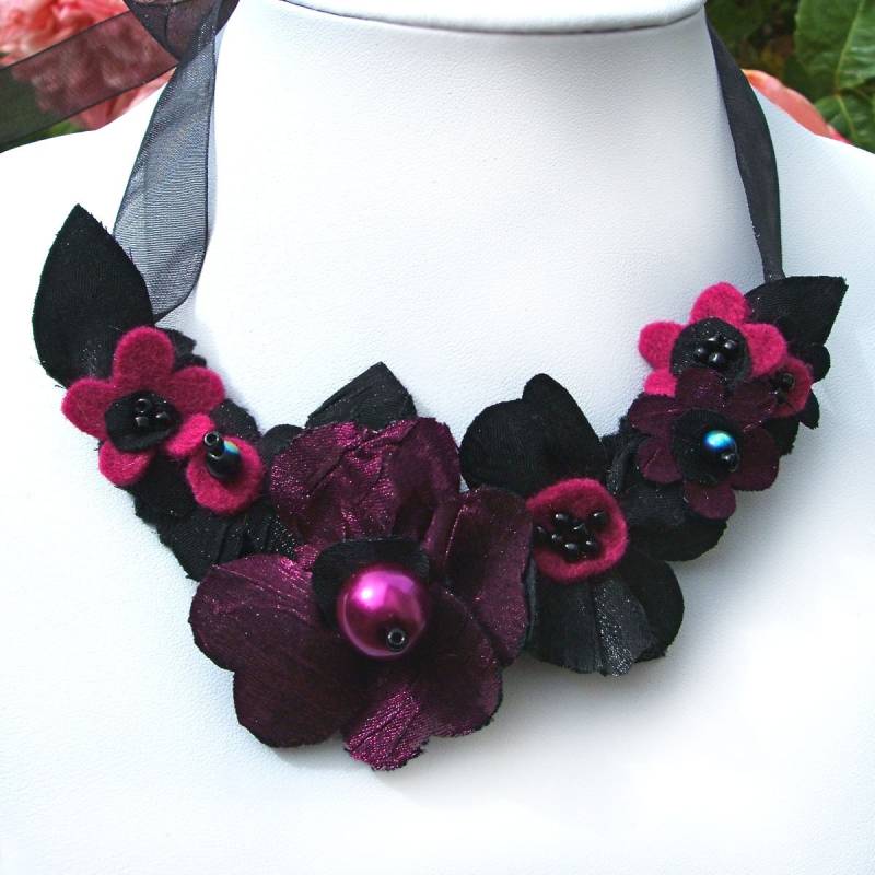 Magenta Rosa Und Schwarze Band Halskette, Stoff Blumen Statement Schmuck Für Besondere Anlässe Magenta Rosa Und Schwarze Band Halskette, Stoff Blumen Statement Schmuck Für Besondere Anlässe von CraftyJoDesigns