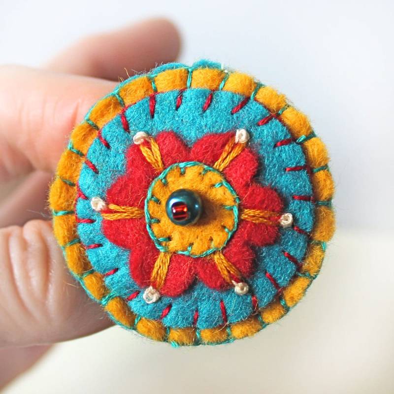 Mandala Brosche Handbestickte Filzbrosche Mandala Brosche Handbestickte Filzbrosche von CraftyJoDesigns