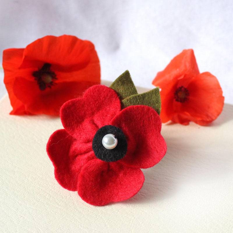 Rote Filz Brosche Mohnblume Handgemachte Anstecknadel | 6 cm von CraftyJoDesigns