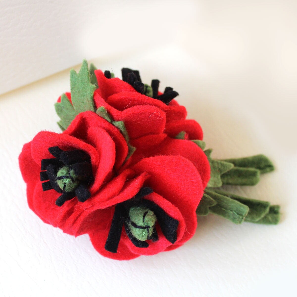 Rote Mohnblume Filz Brosche, Drei Große Blumen Anstecknadel, Extravaganter Papaver Schmuck Rote Mohnblume Filz Brosche, Drei Große Blumen Anstecknadel, Extravaganter Papaver Schmuck von CraftyJoDesigns
