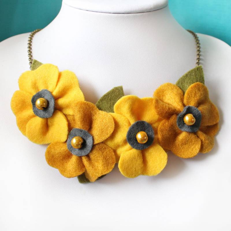 Senfgelbe Statement Halskette, Filz Mohnblume Schmuck von CraftyJoDesigns