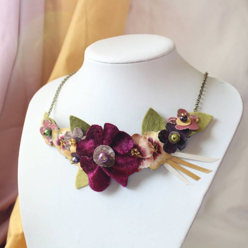 Stimmungsvolle Blumen-Statement-Halskette, Weinrot, Altrosa Und Goldfarbene Stoffblume-Textilschmuck Stimmungsvolle Blumen-Statement-Halskette, Weinrot, Altrosa Und Goldfarbene Stoffblume-Textilschmuck von CraftyJoDesigns