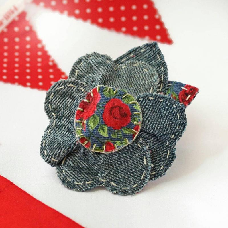 Upcycled Denim Blumen Brosche, Recycled Jeans Schmuck, Blauer Stoff Accessoire, Boho-Stil von CraftyJoDesigns